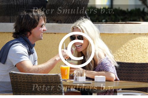 ibiza 6 juni 2011
Vivian Reys met haar nieuwe spaanse vriend .
Peter Smulders bv