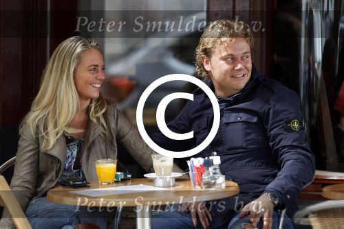 Amsterdam 19 mei 2011
Wesley Bronkhorst met nieuwe vriendin op terras.
Peter Smulders bv