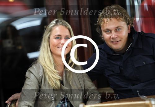 Amsterdam 19 mei 2011
Wesley Bronkhorst met nieuwe vriendin op terras.
Peter Smulders bv