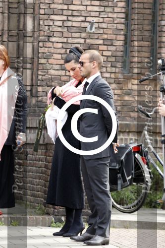 Hilversum 6 mei 2011
Begrafenis van de oma van Yolanthe Sneijder Cabau. Haar moeders broer en zussen zijn aanwezig alsmede haar man Wesley Sneijder. Yolanthe zat voor opnames in Los Angeles.
Peter Smulders bv
