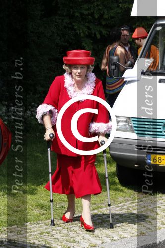 Amstelveen 6 mei 2011
Opnames tv serie over koningin Beatrix met in de hoofdrollen Willeke v Ammelrooy ( Beatrix) Bastiaan Ragas (Prins Willem Alexander) en Katja Herbers (Maxima). Willeke v Ammelrooy is van haar paard gevallen en loopt op krukken
Peter Smulders bv