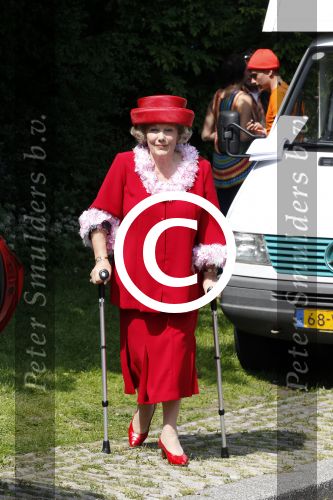 Amstelveen 6 mei 2011
Opnames tv serie over koningin Beatrix met in de hoofdrollen Willeke v Ammelrooy ( Beatrix) Bastiaan Ragas (Prins Willem Alexander) en Katja Herbers (Maxima). Willeke v Ammelrooy is van haar paard gevallen en loopt op krukken
Peter Smulders bv