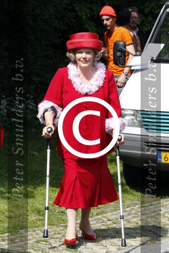 Amstelveen 6 mei 2011
Opnames tv serie over koningin Beatrix met in de hoofdrollen Willeke v Ammelrooy ( Beatrix) Bastiaan Ragas (Prins Willem Alexander) en Katja Herbers (Maxima). Willeke v Ammelrooy is van haar paard gevallen en loopt op krukken
Peter Smulders bv