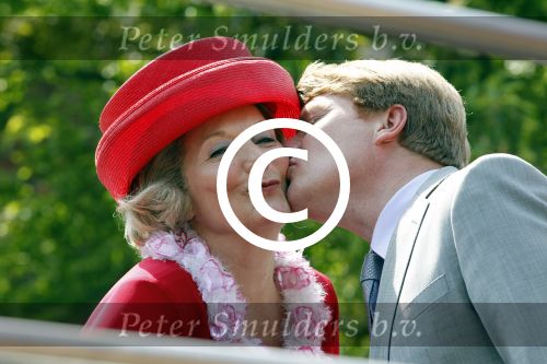 Amstelveen 6 mei 2011
Opnames tv serie over koningin Beatrix met in de hoofdrollen Willeke v Ammelrooy ( Beatrix) Bastiaan Ragas (Prins Willem Alexander) en Katja Herbers (Maxima).
Peter Smulders bv