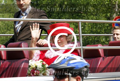 Amstelveen 6 mei 2011
Opnames tv serie over koningin Beatrix met in de hoofdrollen Willeke v Ammelrooy ( Beatrix) Bastiaan Ragas (Prins Willem Alexander) en Katja Herbers (Maxima).
Peter Smulders bv