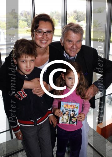 Hilversum 18 mei 2011
Presentatie dvd Oebele bij beeld en geluid met oa aanwezig Willem Nijholt Wieteke v Dort Marjan Berk Han Peekel en Joop Stokkermans
Peter Smulders bv