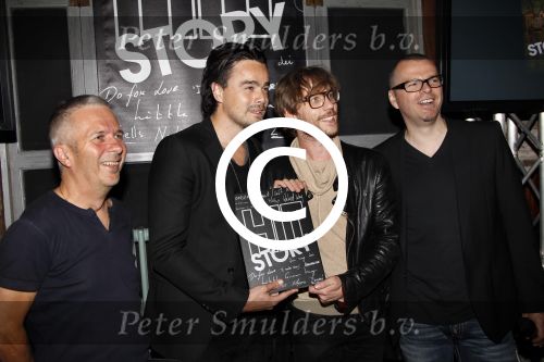 Amsterdam, 16 Mei 2011
Uuitreiking boek HIT Story van William Rutten en Cors v d Berg
William Rutten met Dinand Woesthof en Giel Beelen en Cors v d Berg
Foto Peter Smulders BV