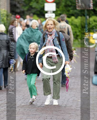 Loenen 26 mei 2011
Yvon jaspers loopt avondvierdaagse met haar dochter Keesje.
Peter Smulders bv