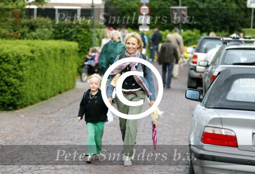 Loenen 26 mei 2011
Yvon jaspers loopt avondvierdaagse met haar dochter Keesje.
Peter Smulders bv