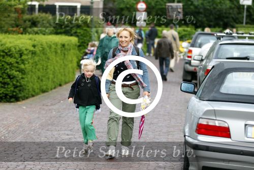 Loenen 26 mei 2011
Yvon jaspers loopt avondvierdaagse met haar dochter Keesje.
Peter Smulders bv
