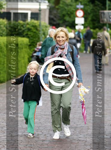 Loenen 26 mei 2011
Yvon jaspers loopt avondvierdaagse met haar dochter Keesje.
Peter Smulders bv