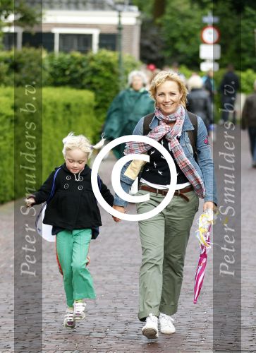 Loenen 26 mei 2011
Yvon jaspers loopt avondvierdaagse met haar dochter Keesje.
Peter Smulders bv