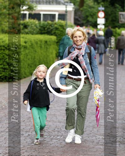 Loenen 26 mei 2011
Yvon jaspers loopt avondvierdaagse met haar dochter Keesje.
Peter Smulders bv