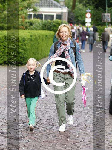 Loenen 26 mei 2011
Yvon jaspers loopt avondvierdaagse met haar dochter Keesje.
Peter Smulders bv
