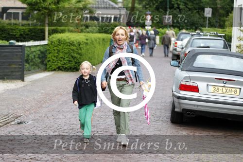 Loenen 26 mei 2011
Yvon jaspers loopt avondvierdaagse met haar dochter Keesje.
Peter Smulders bv