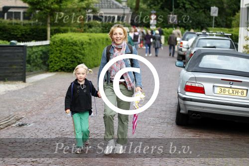 Loenen 26 mei 2011
Yvon jaspers loopt avondvierdaagse met haar dochter Keesje.
Peter Smulders bv