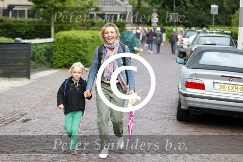 Loenen 26 mei 2011
Yvon jaspers loopt avondvierdaagse met haar dochter Keesje.
Peter Smulders bv