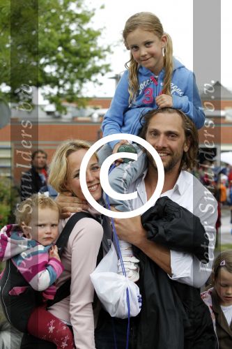 Loenen aan de Vecht 7 juni 2012
Alwien Tulner met man en kinderen tijdens avondvierdaagse.
Peter Smulders bv