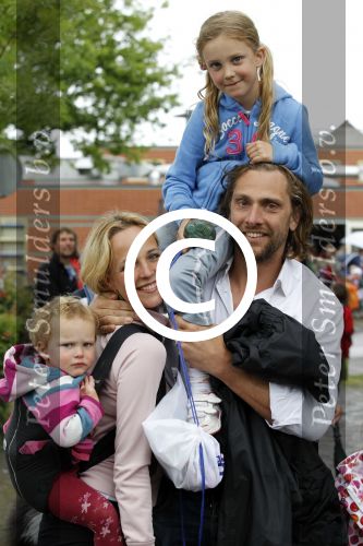 Loenen aan de Vecht 7 juni 2012
Alwien Tulner met man en kinderen tijdens avondvierdaagse.
Peter Smulders bv