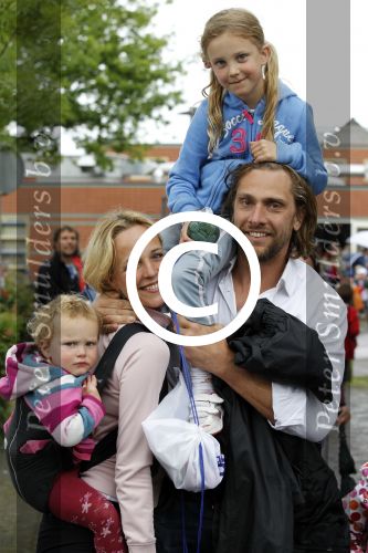 Loenen aan de Vecht 7 juni 2012
Alwien Tulner met man en kinderen tijdens avondvierdaagse.
Peter Smulders bv