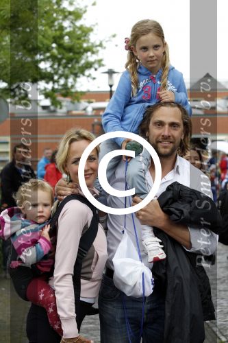 Loenen aan de Vecht 7 juni 2012
Alwien Tulner met man en kinderen tijdens avondvierdaagse.
Peter Smulders bv