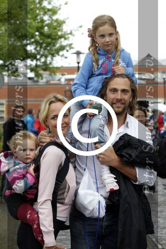 Loenen aan de Vecht 7 juni 2012
Alwien Tulner met man en kinderen tijdens avondvierdaagse.
Peter Smulders bv