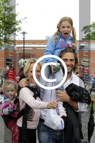 Loenen aan de Vecht 7 juni 2012
Alwien Tulner met man en kinderen tijdens avondvierdaagse.
Peter Smulders bv