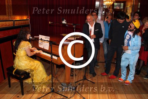 Amsterdam 31 mei 2012
Presentatie boek Andre Amaro. Ellen ten Damme ontvangt het eerste boek. Fotograaf Danny Ellinger fotografeert haar.
Peter Smulders bv
