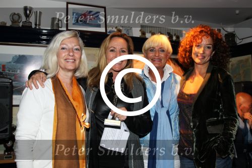 Muiden 11 jjuni 201Angela Groothuizen ontvangt prijs uit handen van Katja Schuurman voor haar inzet in mamacash. Vivian Boelen
Peter Smulders bv