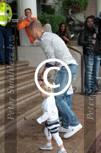 Amsterdam 4 juni 2012
Vertrek Nederlands elftal v.a. het Hilton hotel naar het EK in Oekraine en Polen.
Arjen Robben met zijn vrouw en kinderen
Peter Smulders bv