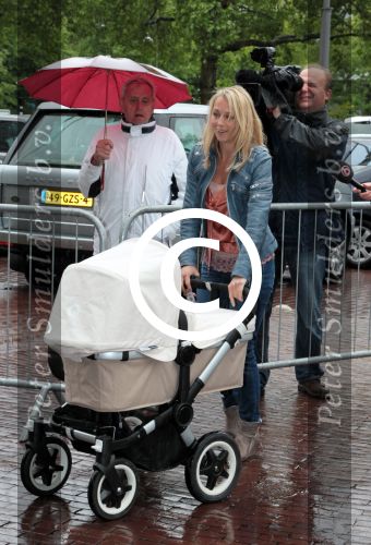 Amsterdam 4 juni 2012
Vertrek Nederlands elftal v.a. het Hilton hotel naar het EK in Oekraine en Polen.
Arjen Robben met zijn vrouw en kinderen
Peter Smulders bv