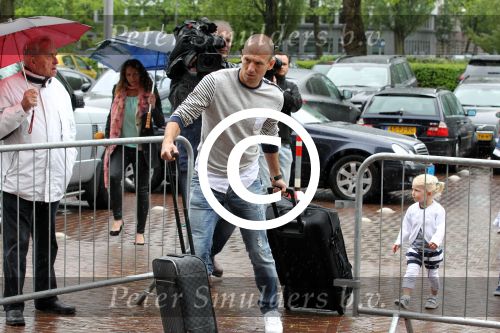 Amsterdam 4 juni 2012
Vertrek Nederlands elftal v.a. het Hilton hotel naar het EK in Oekraine en Polen.
Arjen Robben met zijn vrouw en kinderen
Peter Smulders bv