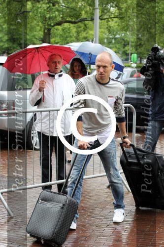 Amsterdam 4 juni 2012
Vertrek Nederlands elftal v.a. het Hilton hotel naar het EK in Oekraine en Polen.
Arjen Robben met zijn vrouw en kinderen
Peter Smulders bv