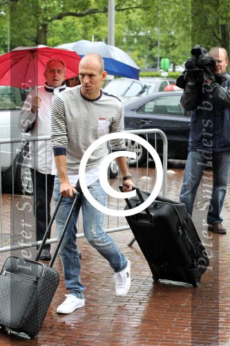 Amsterdam 4 juni 2012
Vertrek Nederlands elftal v.a. het Hilton hotel naar het EK in Oekraine en Polen.
Arjen Robben met zijn vrouw en kinderen
Peter Smulders bv