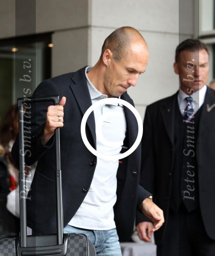 Amsterdam 4 juni 2012
Vertrek Nederlands elftal v.a. het Hilton hotel naar het EK in Oekraine en Polen.
Arjen Robben met zijn vrouw en kinderen
Peter Smulders bv