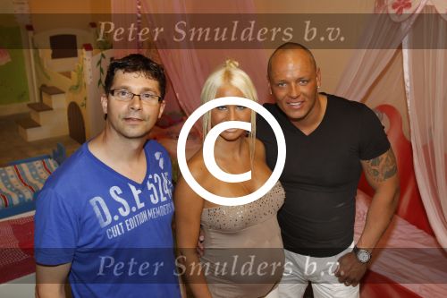 Heeswijk-Dinther, 24 Mei 2012
Barbie (Samantha de Jong) samen met haar echtgenoot Michael v d Plas
te gast bij Kinderbedden
Foto Peter Smulders BV