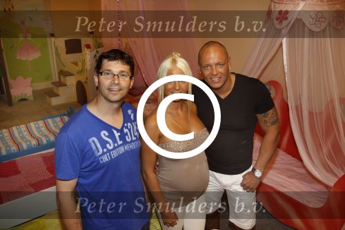 Heeswijk-Dinther, 24 Mei 2012
Barbie (Samantha de Jong) samen met haar echtgenoot Michael v d Plas
te gast bij Kinderbedden
Foto Peter Smulders BV