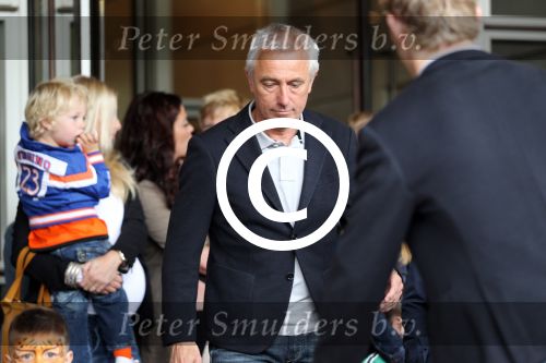 Amsterdam 4 juni 2012
Vertrek Nederlands elftal v.a. het Hilton hotel naar het EK in Oekraine en Polen.
Bert v Marwijk
Peter Smulders bv