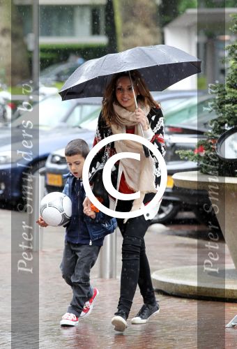 Amsterdam 4 juni 2012
Vertrek Nederlands elftal v.a. het Hilton hotel naar het EK in Oekraine en Polen.
Bouchra v Persie met haar kinderen
Peter Smulders bv