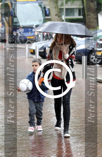 Amsterdam 4 juni 2012
Vertrek Nederlands elftal v.a. het Hilton hotel naar het EK in Oekraine en Polen.
Bouchra v Persie met haar kinderen
Peter Smulders bv