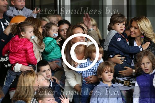 Amsterdam 4 juni 2012
Vertrek Nederlands elftal v.a. het Hilton hotel naar het EK in Oekraine en Polen.
Bouchra v Persie met haar kinderen
Peter Smulders bv