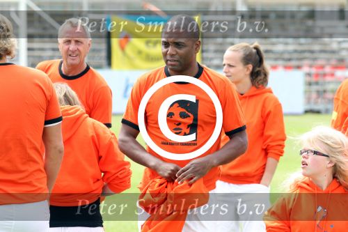 Amsterdam 1 juni 2012
Voetbaltournooi Johan Cruijff foundation in het olympisch stadion .
oa Johan Cruijff John Ewbank Thomas Acda Aron Winter Bryan Roy Tonnie Bruins Slot Ronald de Boer William Spaay Najib Amhali Edwin v d Sar Raoul Heertje en Rohan Marley ( zoon Bob Marley) deden mee.
Peter Smulders bv