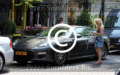 Amsterdam 24 mei 2012
Candy Dulfer met haar nieuwe porsche Panamera op de cornelis schuytstraat.
Peter Smulders bv