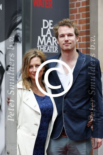 Amsterdam 17 juni 2012
Premiere het geheugen van water in het nieuwe de la mar. carina Crutzen met zoon
Peter Smulders bv