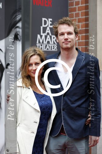 Amsterdam 17 juni 2012
Premiere het geheugen van water in het nieuwe de la mar. carina Crutzen met zoon
Peter Smulders bv
