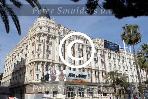 Cannes 10 mei 2012
Connie Breukhoven met haar nieuwe vriend Ben Angelier bij de strandtent van het Carlton Hotel in Cannes.
Peter Smulders bv