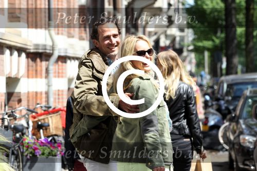 Amsterdam 2 juni 2012
Chantal Janzen met vriend Marco en zijn kinderen aan het winklelen.
Peter Smulder bv