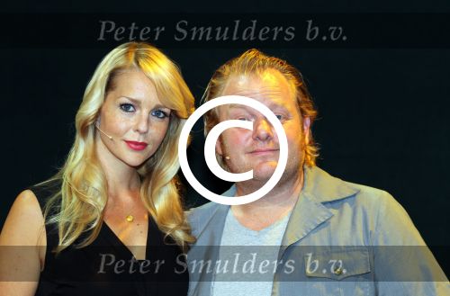 Amsterdam 31 mei 2012
Joop v d Ende presenteert de cast van de Andre Hazes musical met oa Martijn Fischer (Andre) Chantal janzen ( Rachel) Cees Geel Hajo Bruins en Doris Baaten. Regie is in handen van Ruut Weissman en Kees Prins. Presentatie was in het nieuwe de la mar theater.
Peter Smulders bv