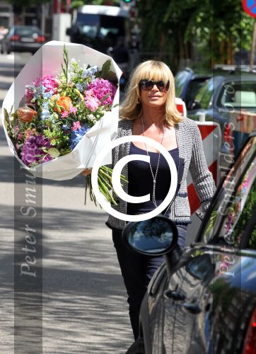 Amsterdam 2 juni 2012
Connie Breukhoven doet boodschappen met nieuw kapsel.
Peter Smulders bv