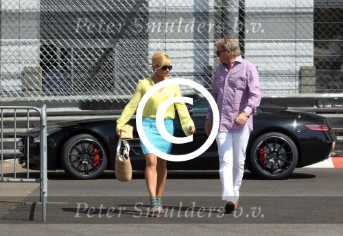 Monaco 7 mei 2012
Connie Breukhoven en haar nieuwe vriend Ben Angelier vier met zijn kinderen en vrienden zijn 60e verjaardag. Ze vertrekken bij zijn huis / appartement met rolls royce cabrio.
Peter Smulders bv